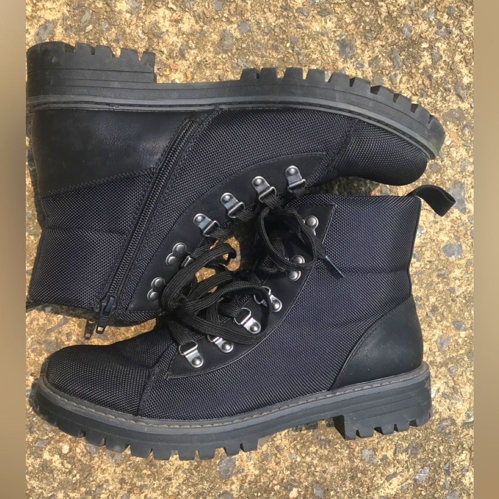 Womens size 9.5M Black Canvas Combat Boots